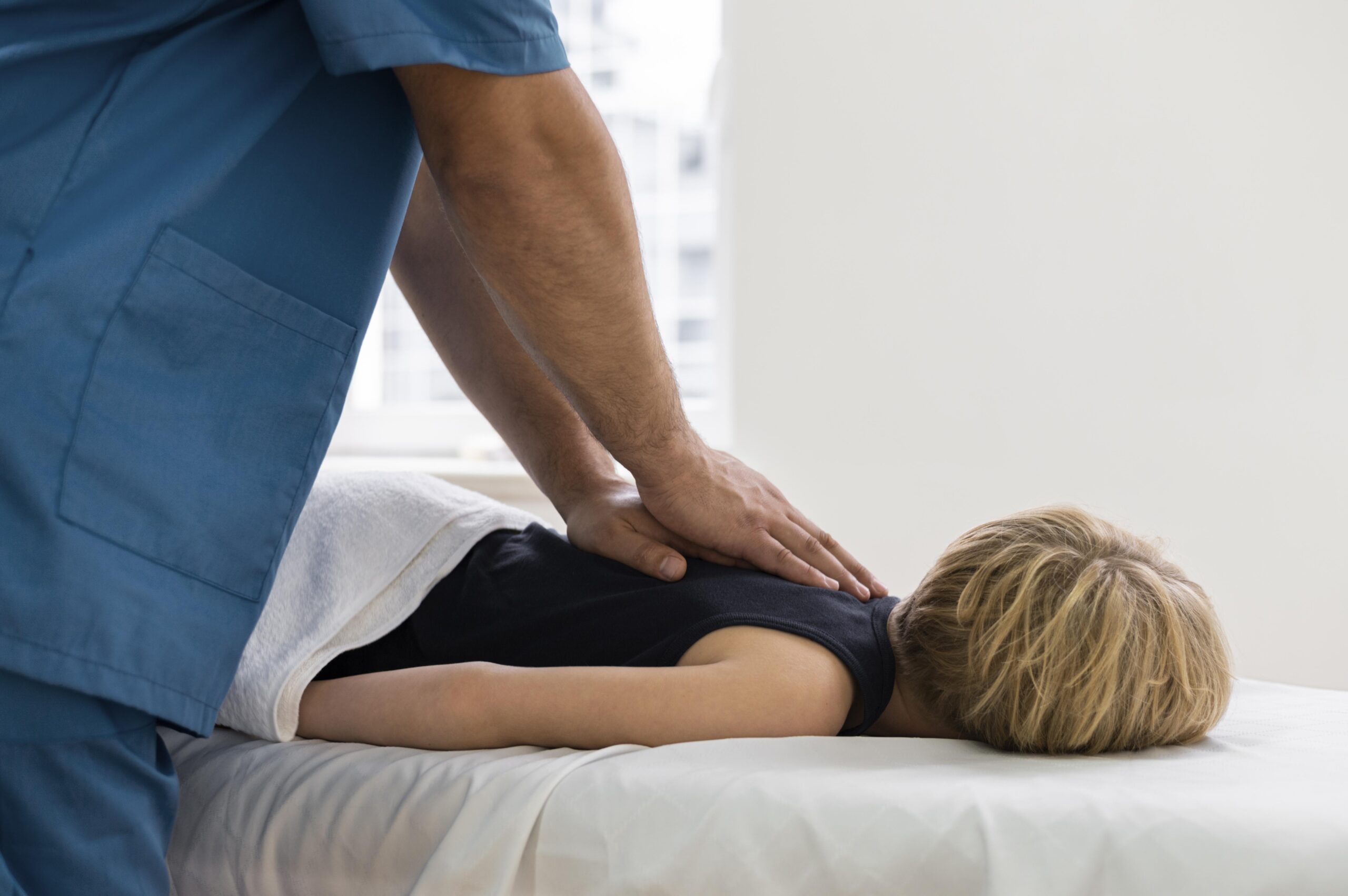 osteopathy-patoient-getting-tretment-massage-4